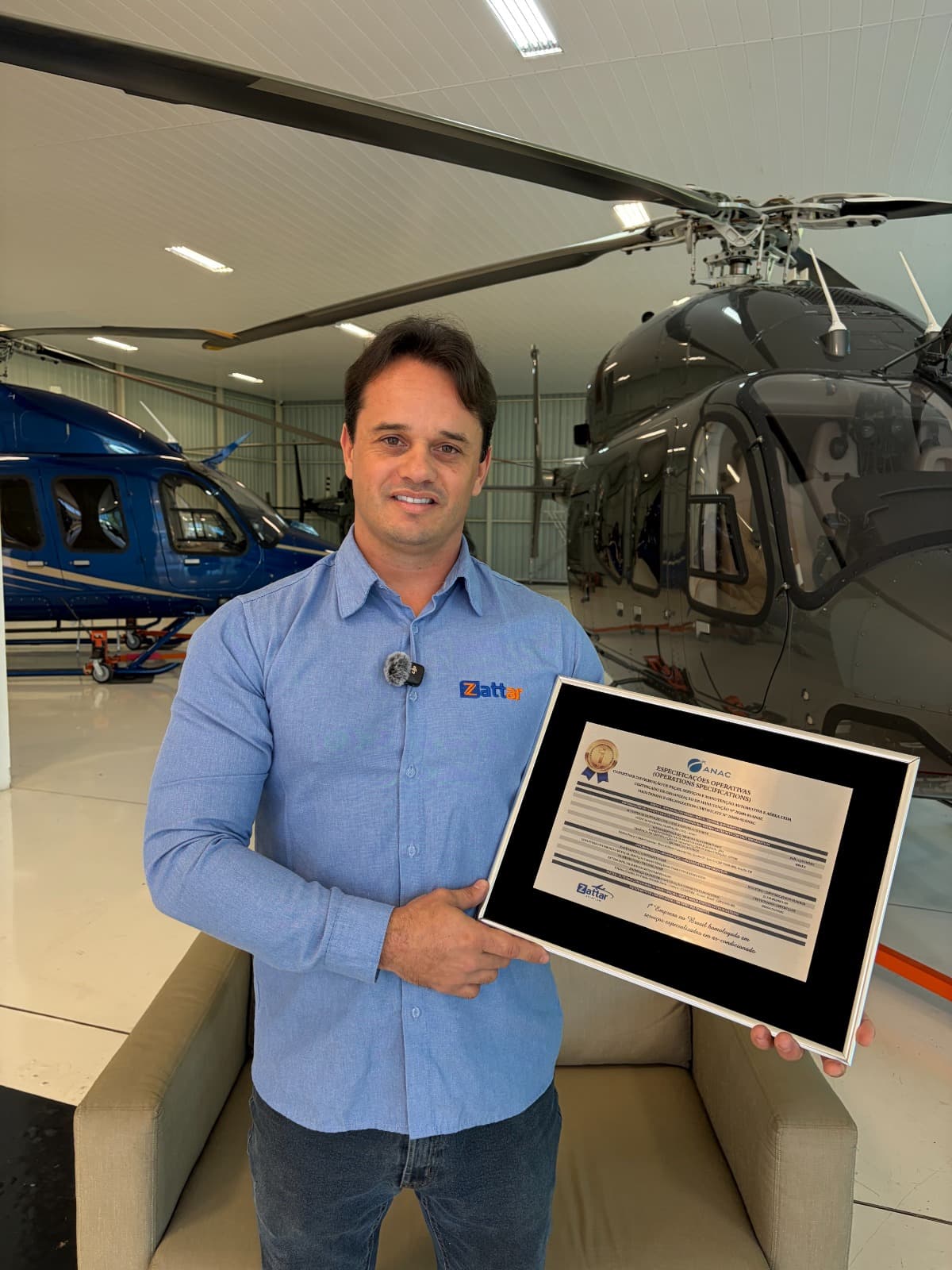 Diego Zattar, fundador da Zattar Aviation, com o certificado de homologação ANAC